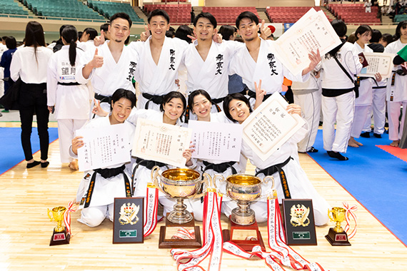 空手道部が全日本大学空手道選手権大会の団体形で男女ともに優勝し2冠を達成しました イメージ画像