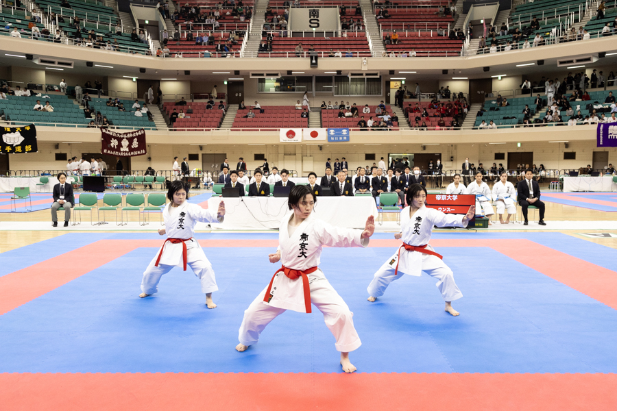 全日本大学空手道選手権大会の団体形で男子5連覇、女子14連覇を成し遂げました イメージ画像